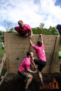 tough-mudder_glory-blades_slanted-wall-climb_pull-up_team-boost